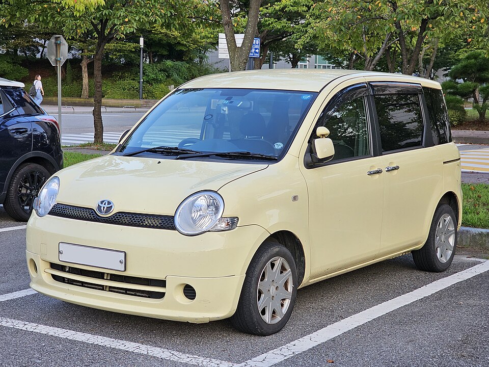 TOYOTA SIENTA car — UK survivor photo