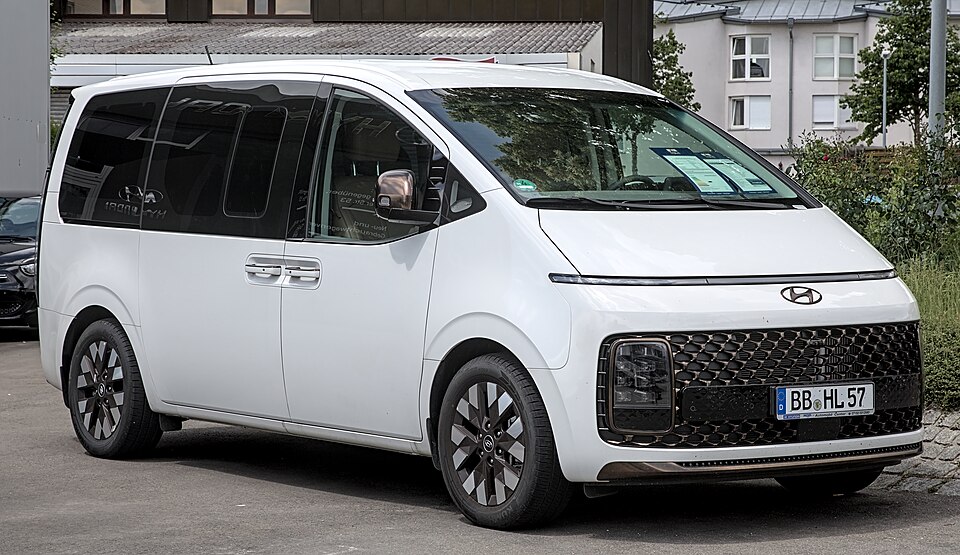 HYUNDAI STARIA car — UK survivor photo
