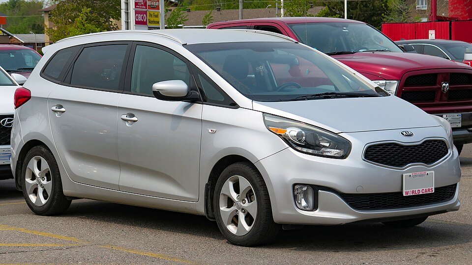 KIA CARENS car — UK survivor photo