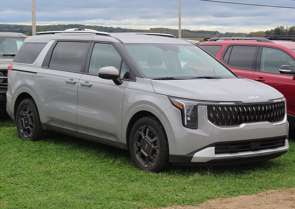 KIA SEDONA car — UK survivor photo