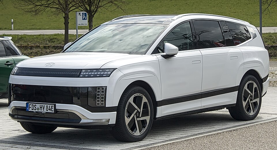 HYUNDAI IONIQ 9 CALLIGRAPHY EV 4X4 car — UK survivor photo