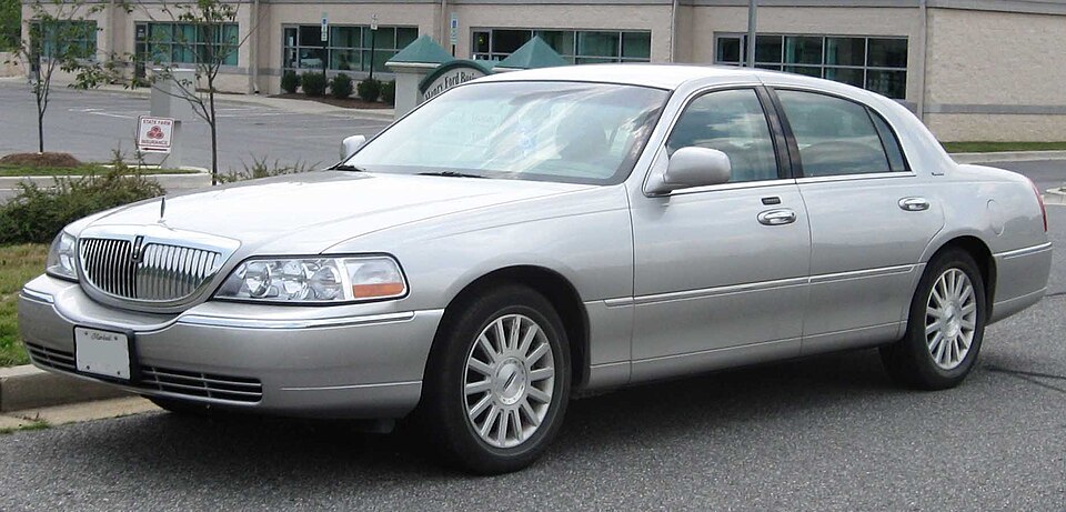 LINCOLN TOWN CAR car — UK survivor photo