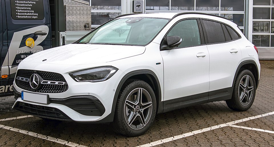 MERCEDES GLA CLASS car — UK survivor photo