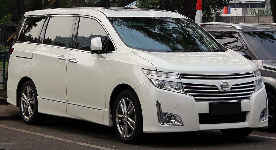 NISSAN ELGRAND car — UK survivor photo