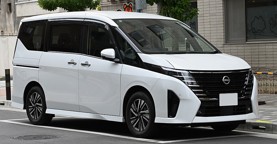 NISSAN SERENA car — UK survivor photo