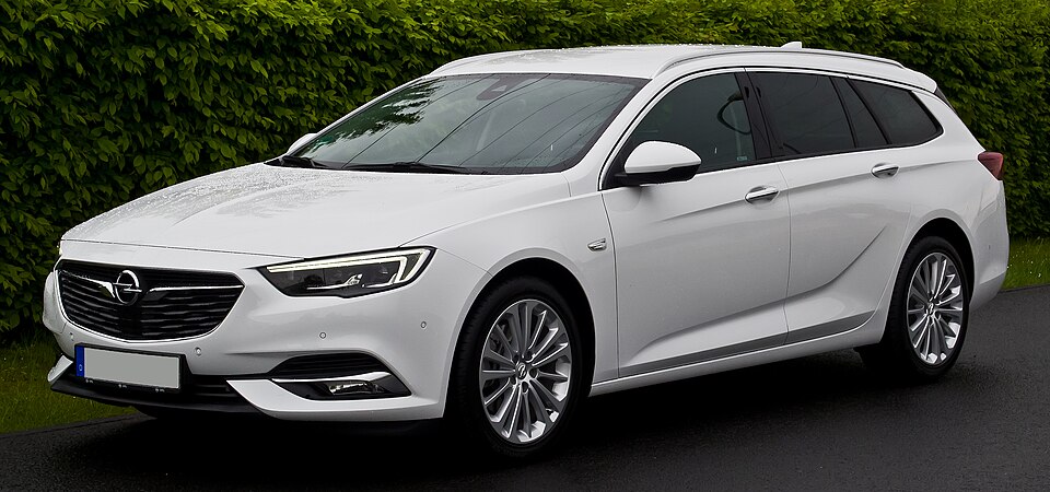 OPEL INSIGNIA car — UK survivor photo