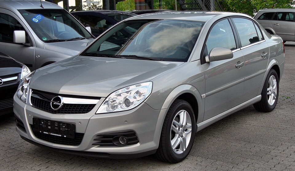 OPEL VECTRA car — UK survivor photo