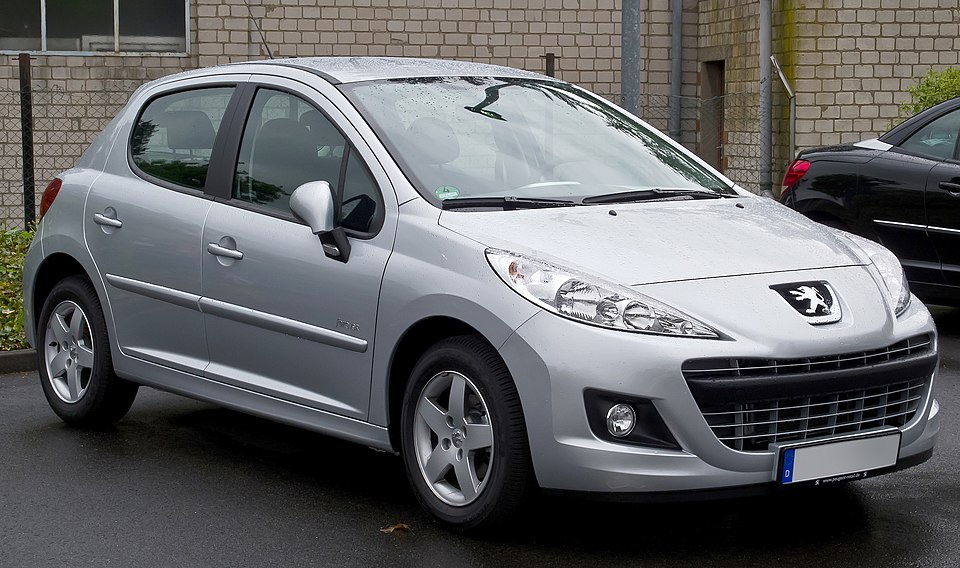 PEUGEOT 207 car — UK survivor photo