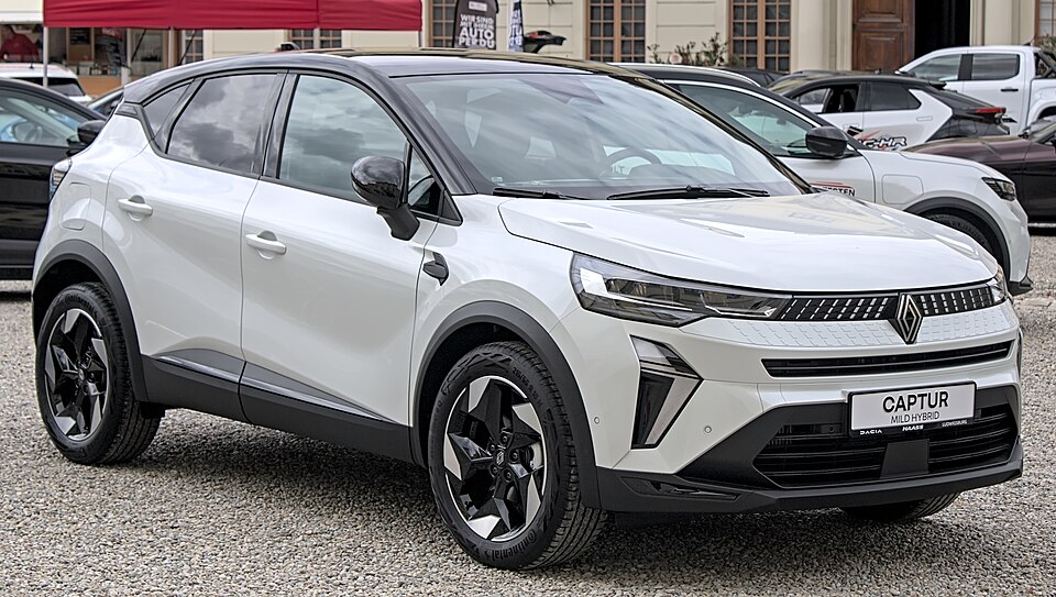 RENAULT CAPTUR car — UK survivor photo