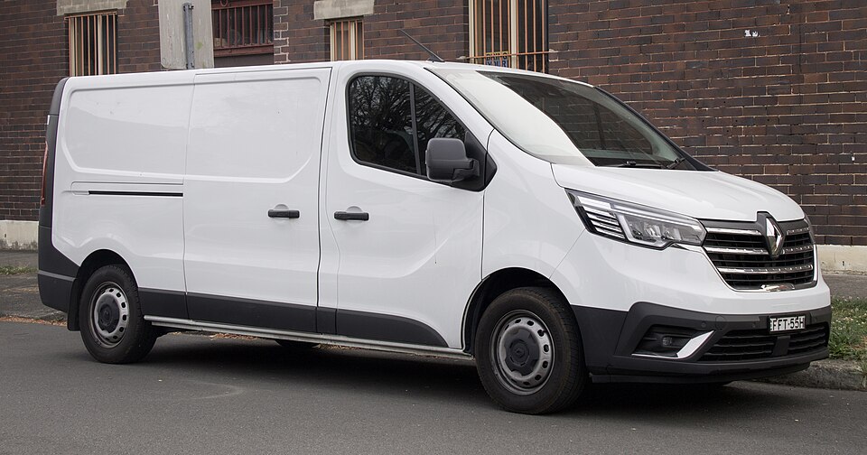 RENAULT TRAFIC car — UK survivor photo