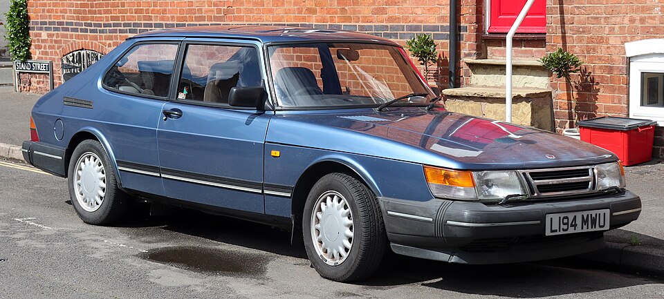 SAAB 900 car — UK survivor photo