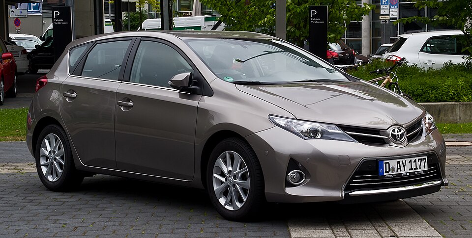 TOYOTA AURIS car — UK survivor photo