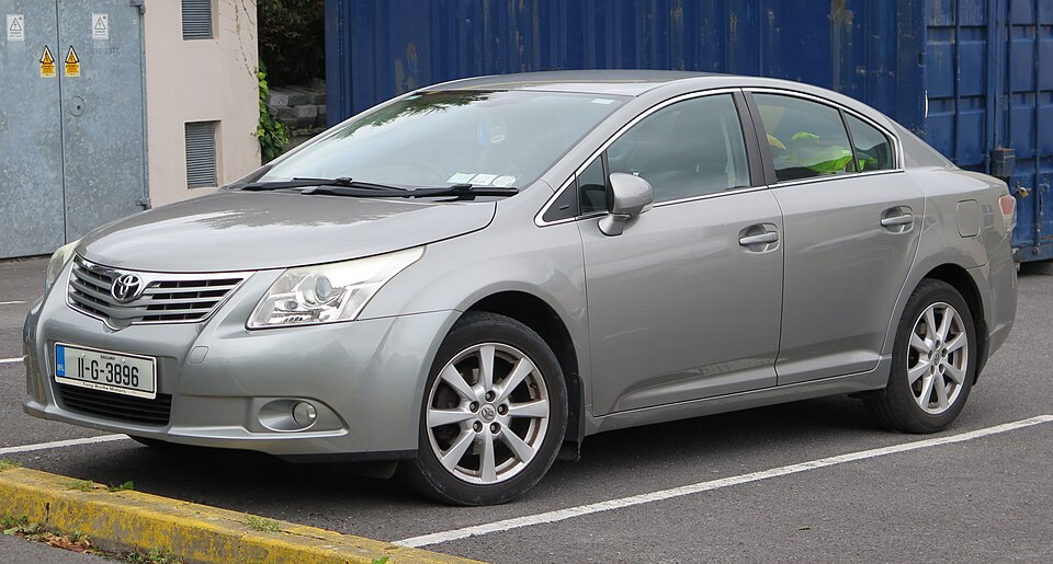 TOYOTA AVENSIS car — UK survivor photo