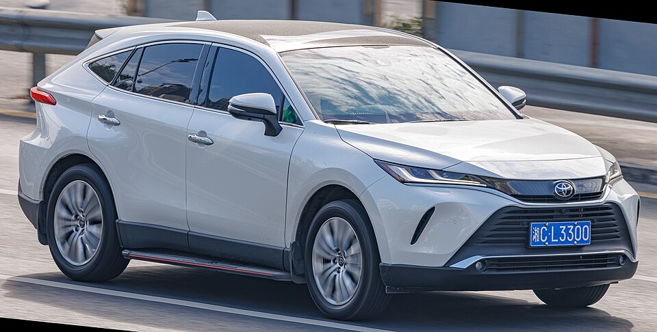 TOYOTA HARRIER car — UK survivor photo