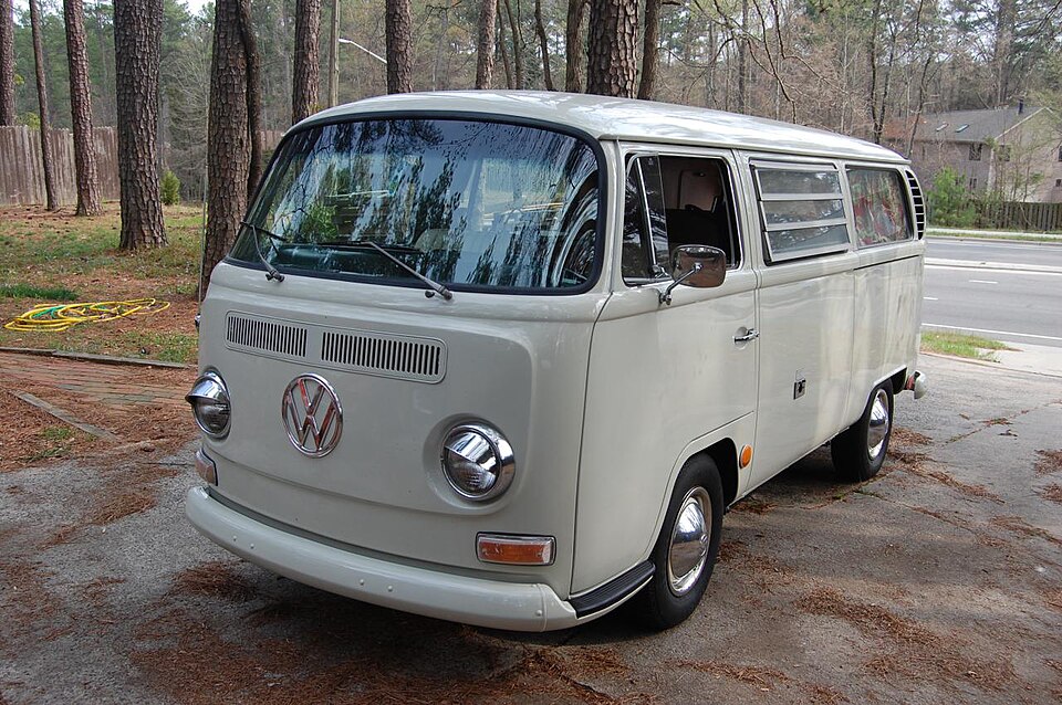 VOLKSWAGEN CARAVELLE car — UK survivor photo