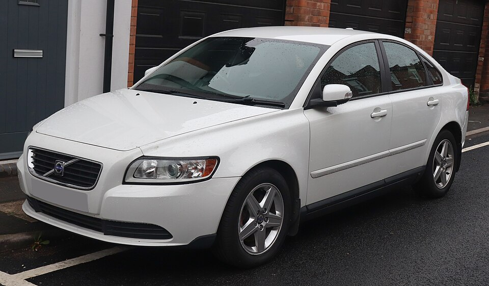 VOLVO V40 car — UK survivor photo