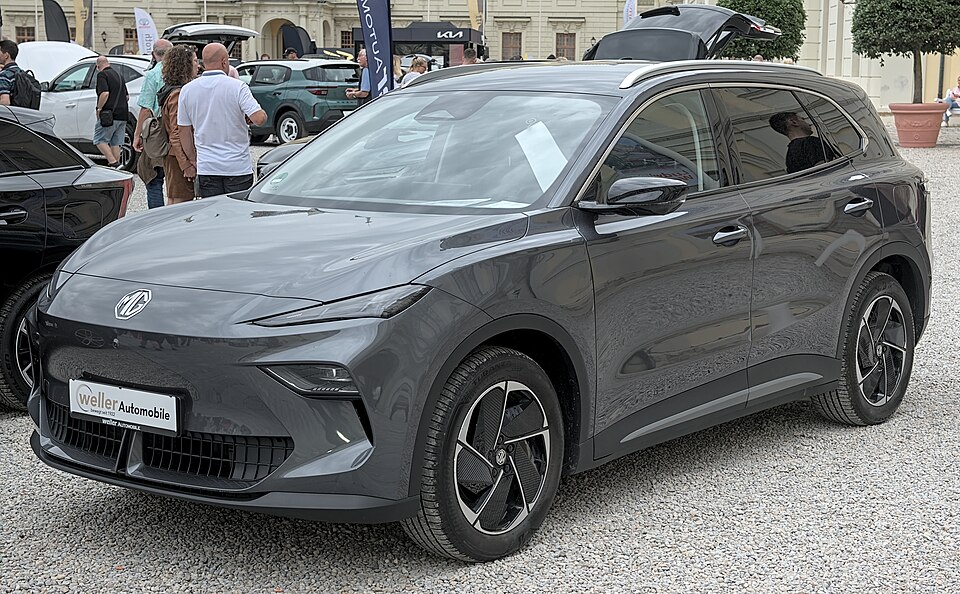 MG MG S5 SE EV car — UK survivor photo