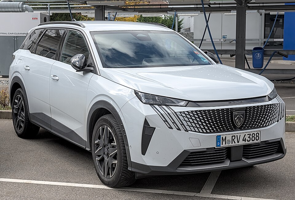 PEUGEOT 5008 car — UK survivor photo