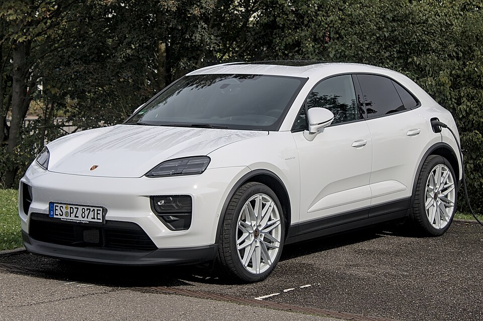 PORSCHE MACAN car — UK survivor photo