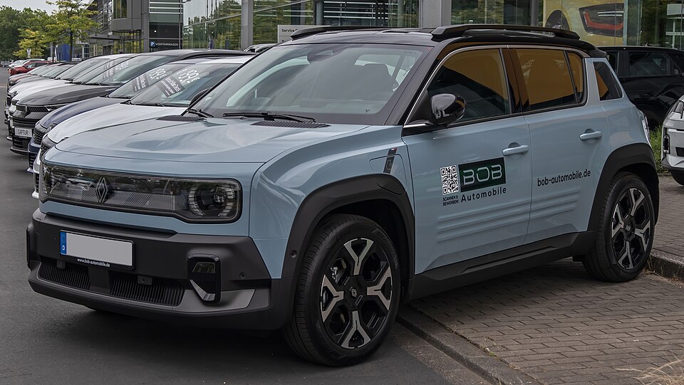 RENAULT 4 TECHNO E-TECH EV car — UK survivor photo