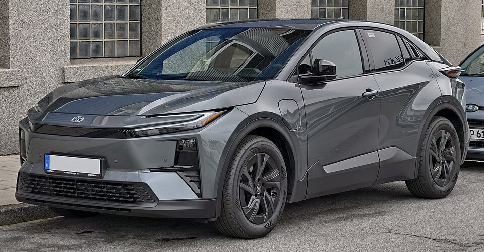 TOYOTA C-HR car — UK survivor photo