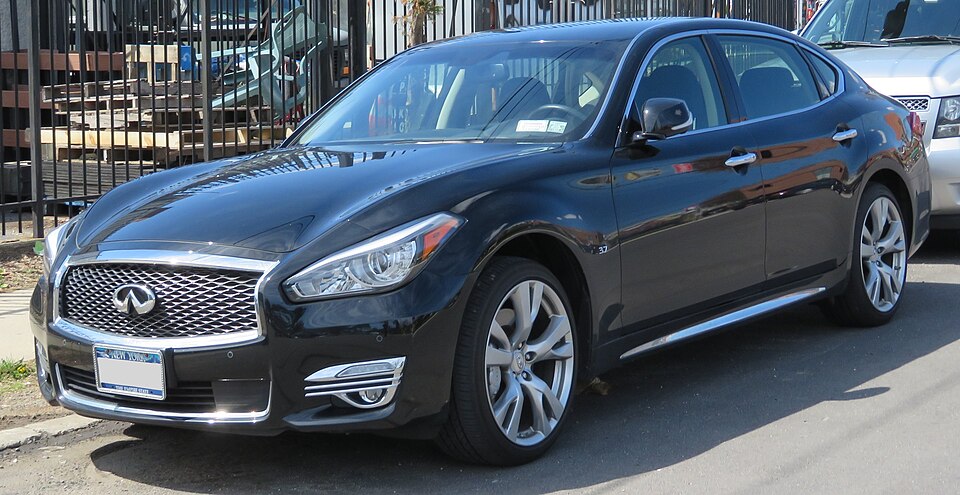 INFINITI Q70 car — UK survivor photo