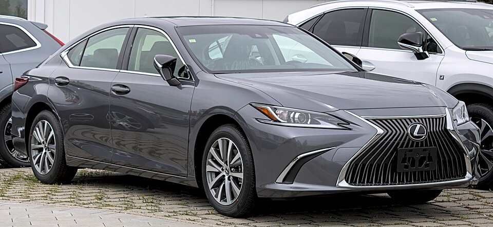 LEXUS ES car — UK survivor photo