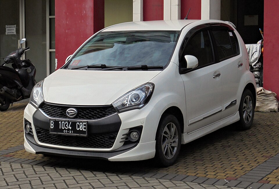 DAIHATSU SIRION car — UK survivor photo