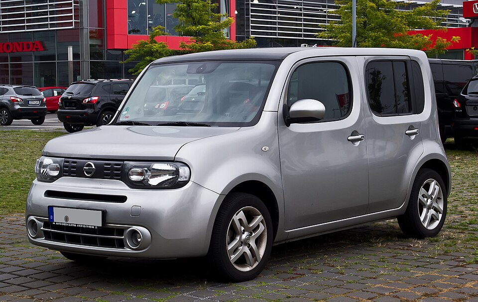 NISSAN CUBE car — UK survivor photo