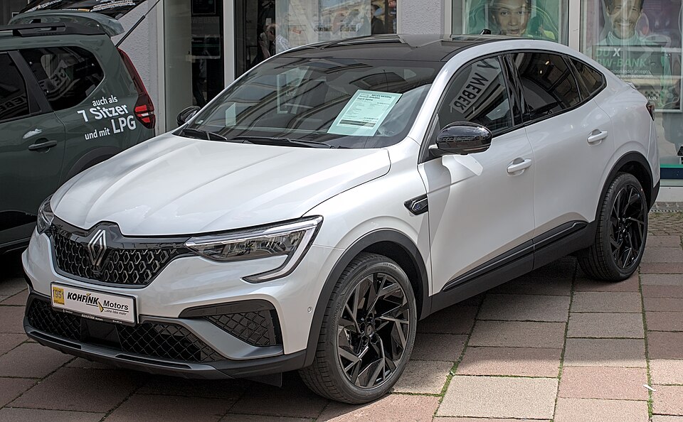 RENAULT ARKANA car — UK survivor photo