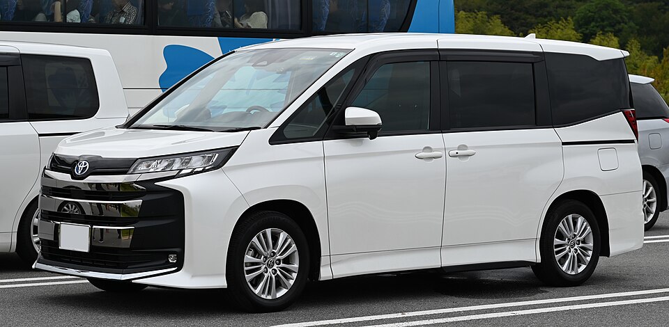 TOYOTA NOAH car — UK survivor photo