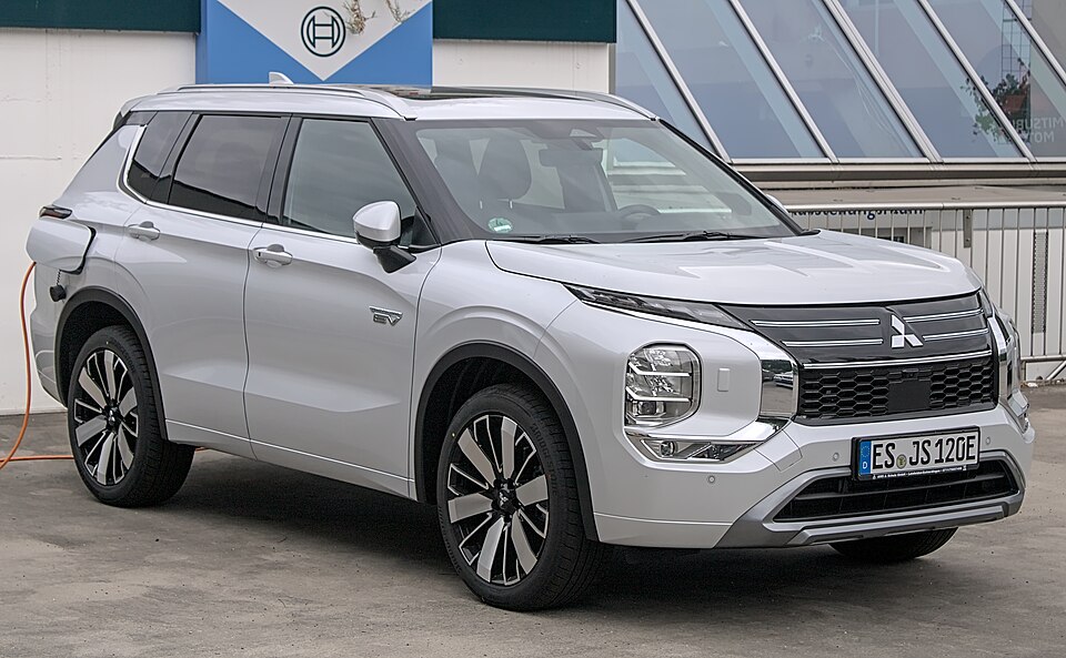 MITSUBISHI OUTLANDER car — UK survivor photo