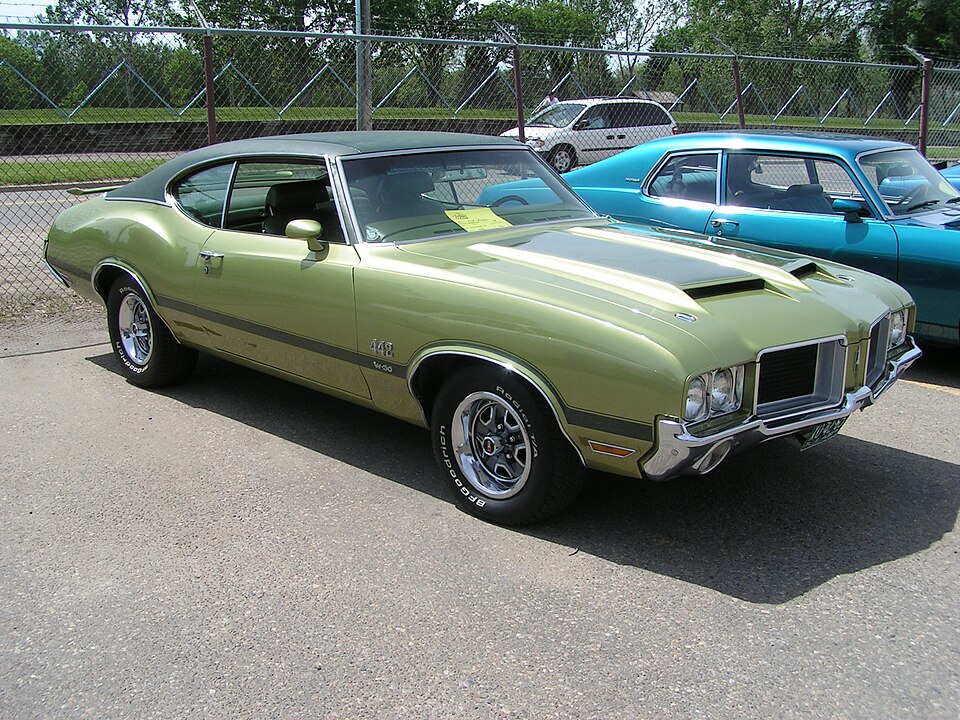 OLDSMOBILE F85 car — UK survivor photo