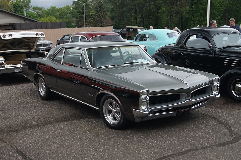 PONTIAC TEMPEST car — UK survivor photo