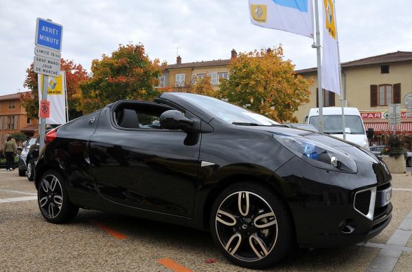 RENAULT WIND ROADSTER car — UK survivor photo