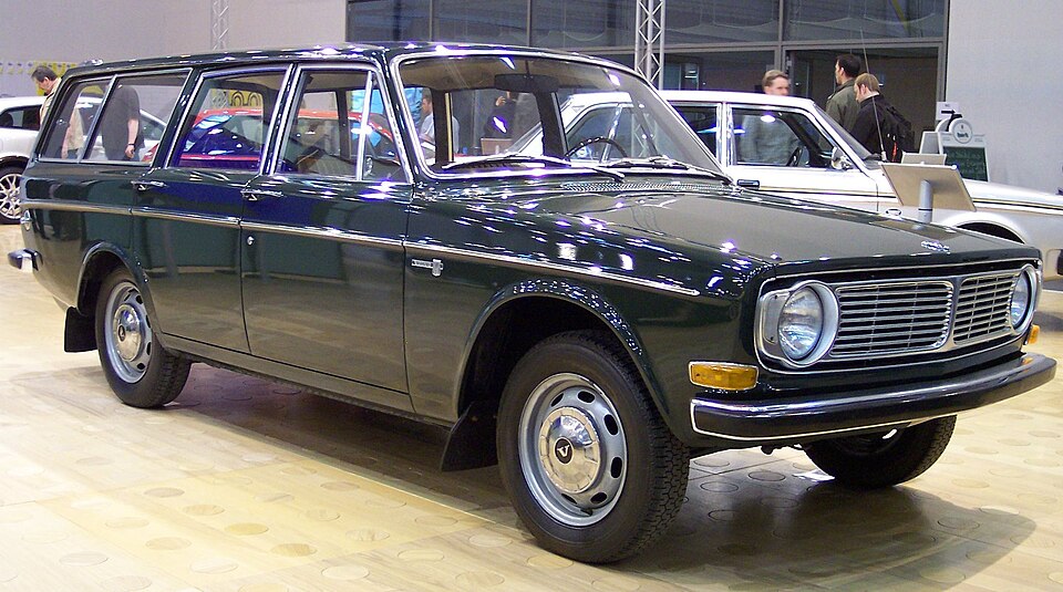 VOLVO 142 car — UK survivor photo